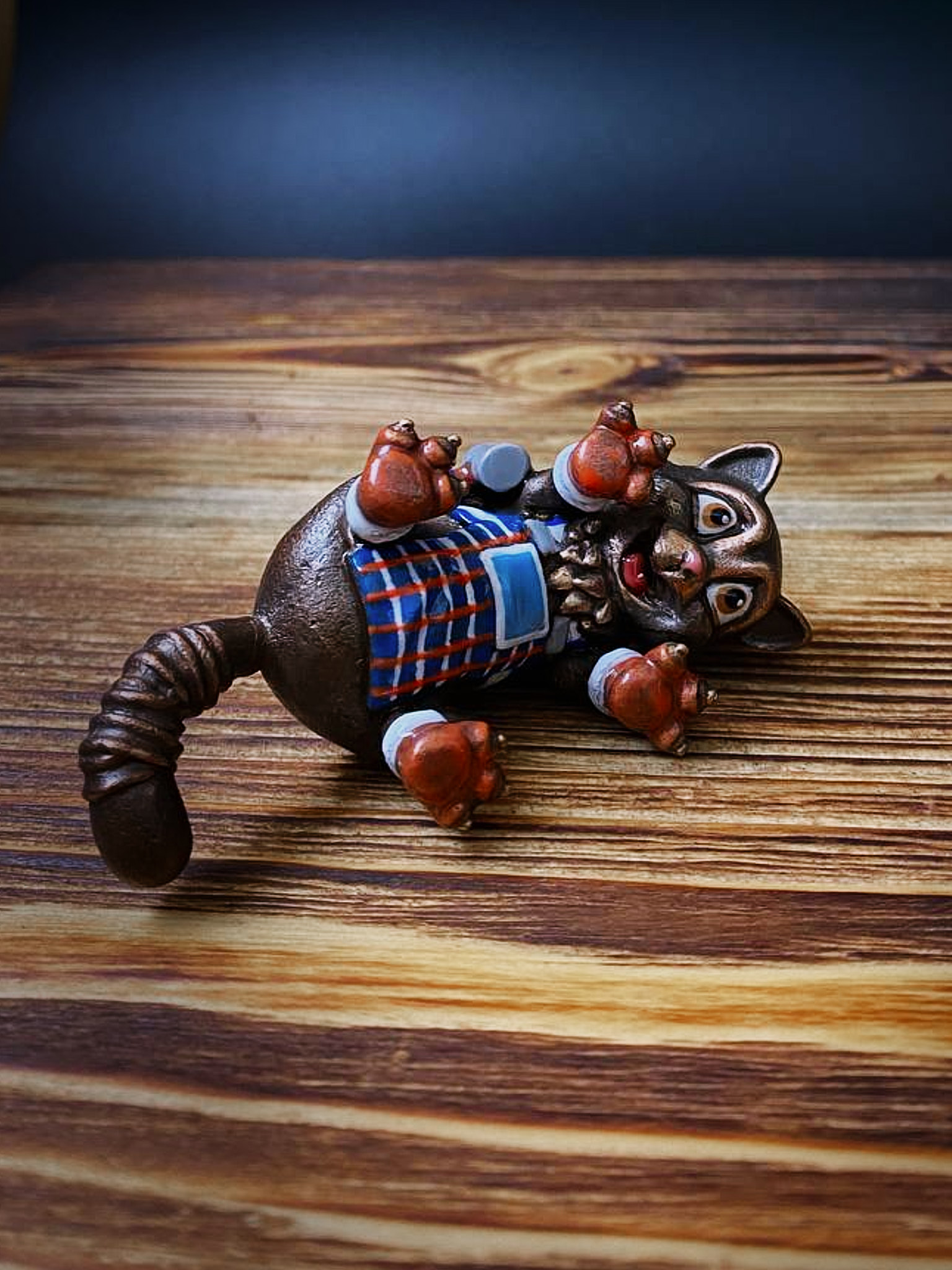 "Игривый кот" лежит на спинке